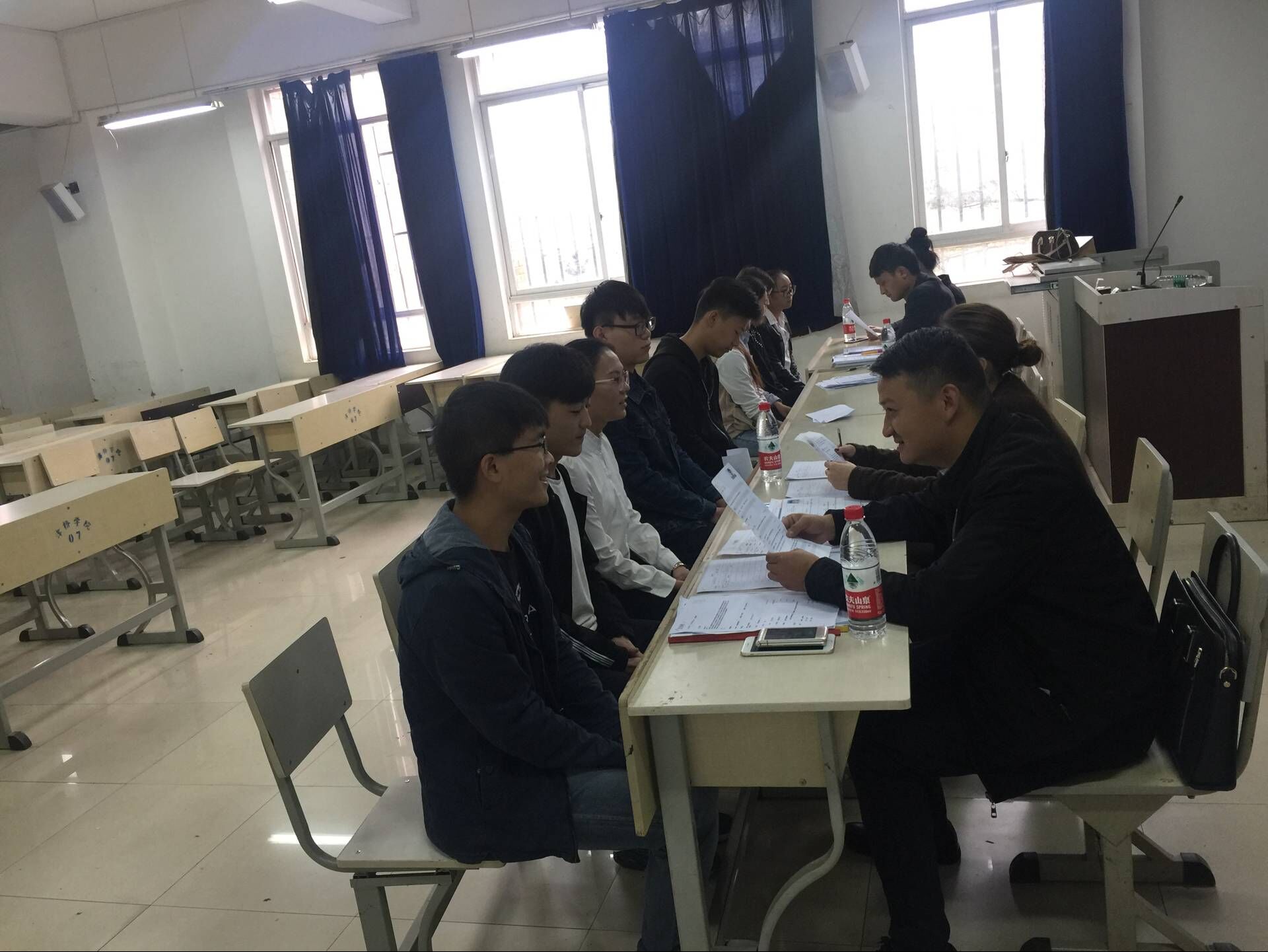 导师对各班创业项目进行分项指导2