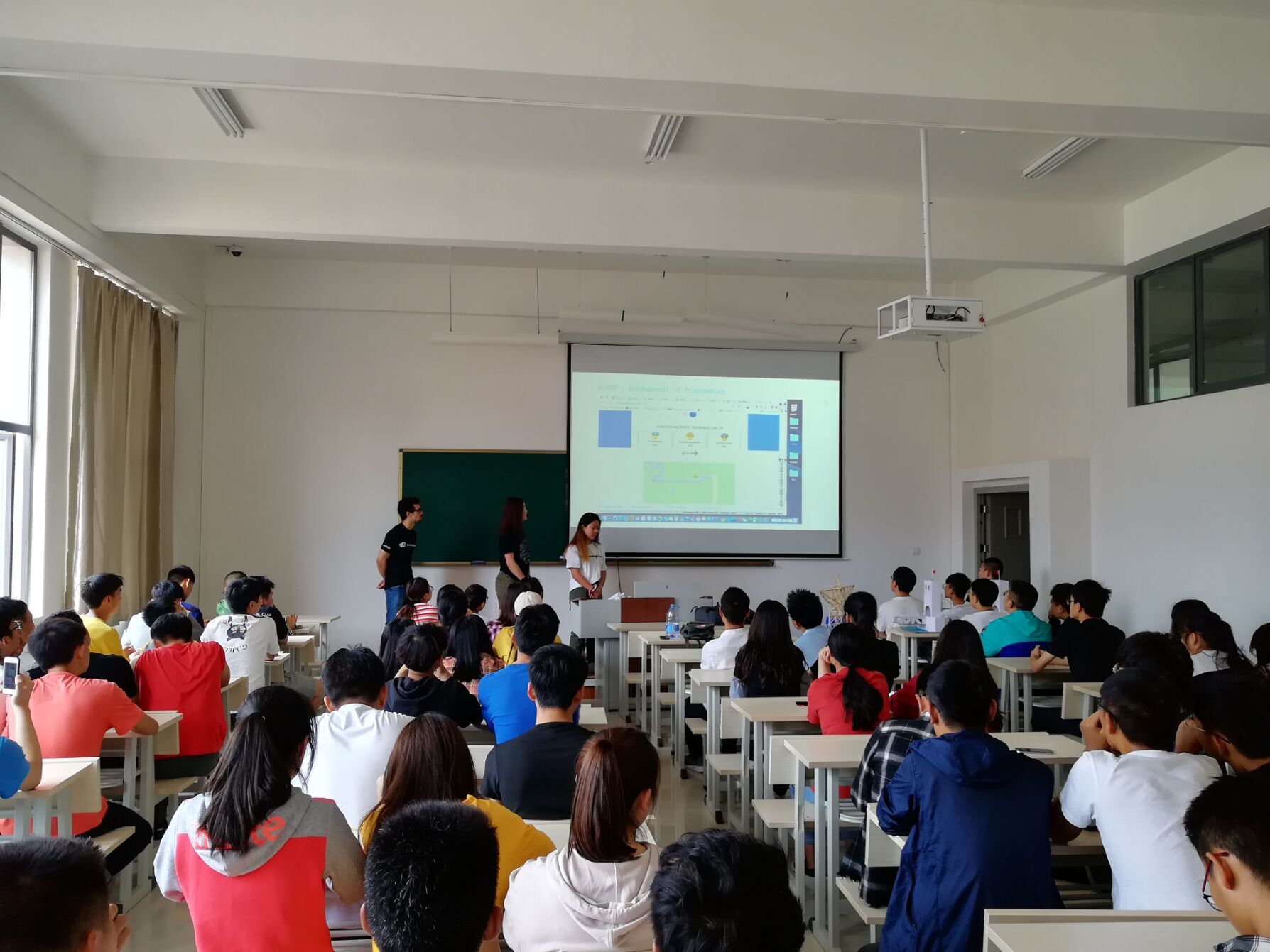 图3 MIT 学生与建筑工程学院学生交流